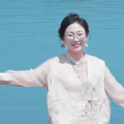 江風掠過發梢的瞬間 聽見自己的心跳和浪聲重疊